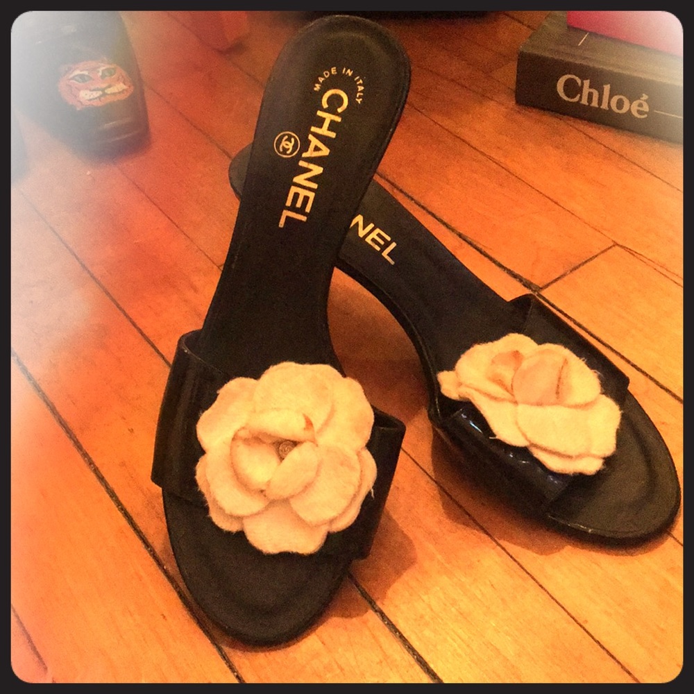 VINTAGE CHANEL KITTEN HEELS